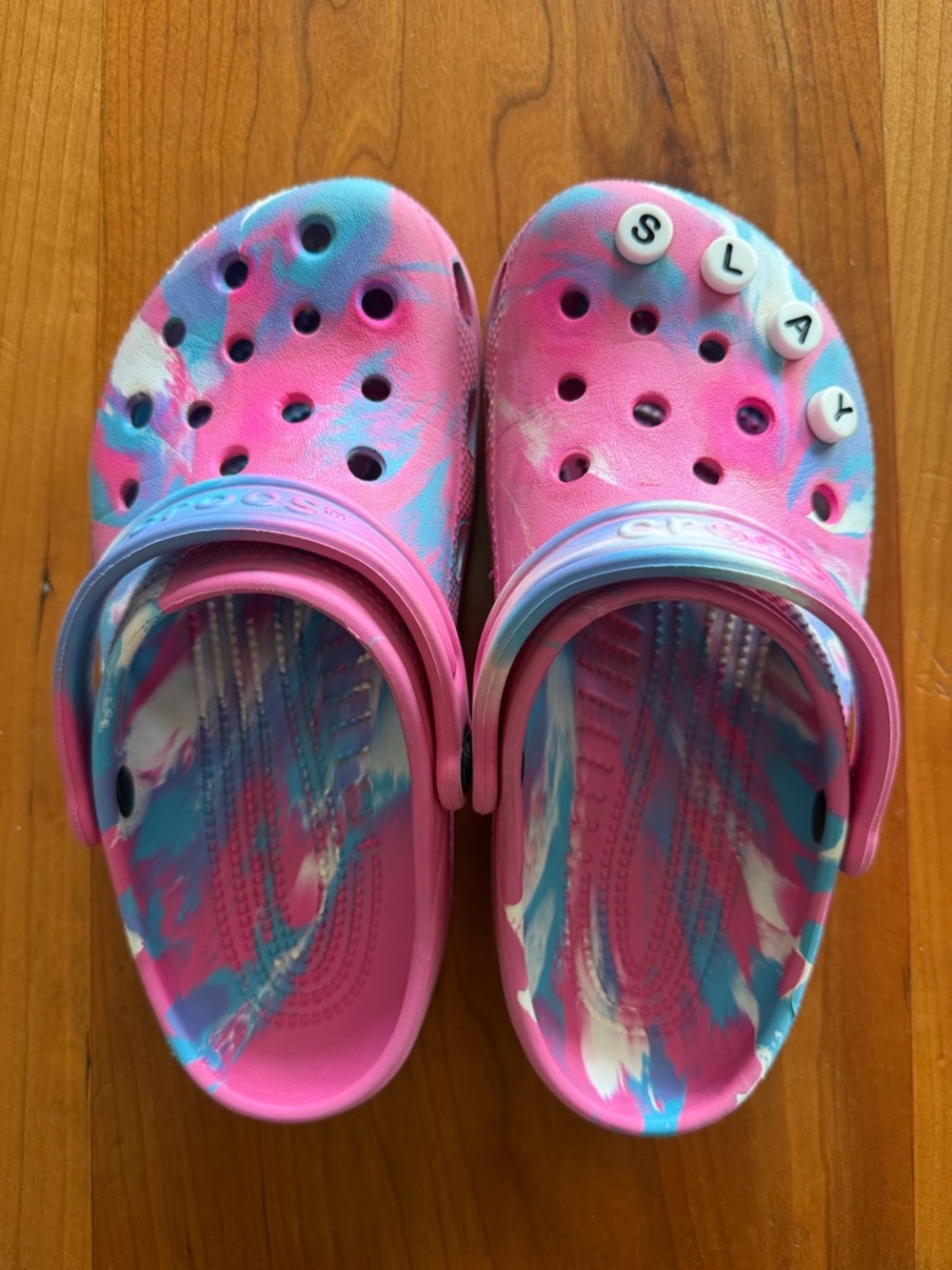 💕💙CROCS Kid’sTie-Dye Pink, Blue & White Clog Sandals-(Size Junior-3)💙💕